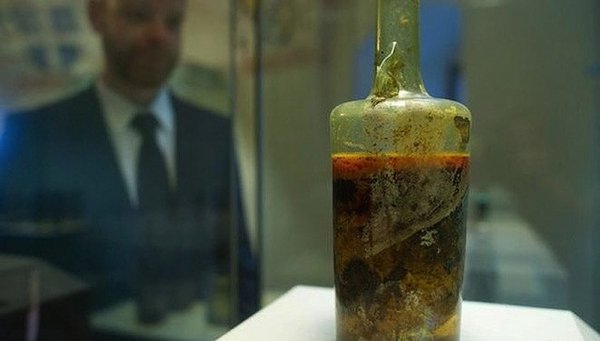 2. Скляна амфора з вином з римського саркофагу IV століття. Третину амфори займала оливкова олія, яка захищала вино від скисання