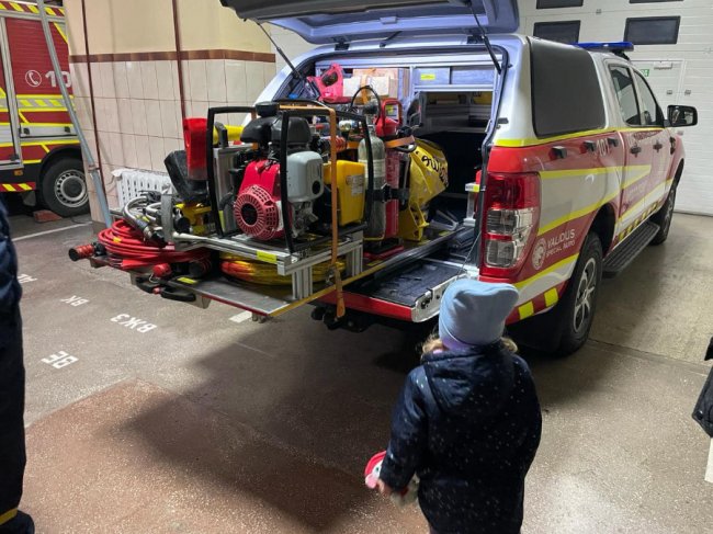 У Луцьку на пальці в дитини застрягла деталь іграшки, допомагали рятувальники. ФОТО