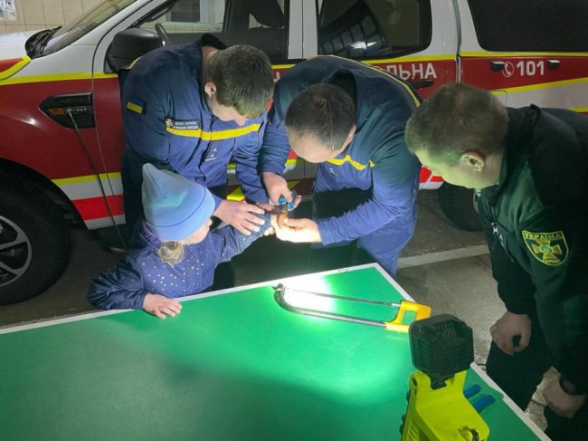 У Луцьку на пальці в дитини застрягла деталь іграшки, допомагали рятувальники. ФОТО