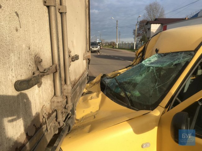 Аварія на Волині: легковик влетів у КамАЗ. ФОТО