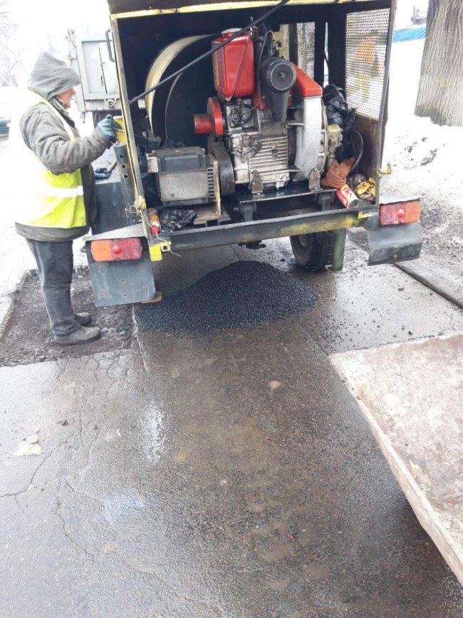 У Луцьку ліквідовують ями на дорогах