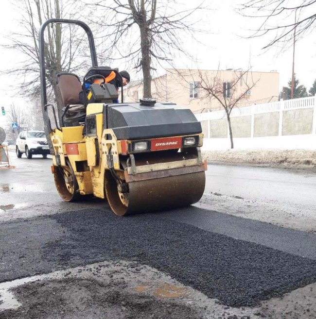 У Луцьку ліквідовують ями на дорогах
