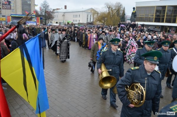 «Герої не вмирають!», – у Луцьку провели в останню путь майданівця. ФОТО. ВІДЕО