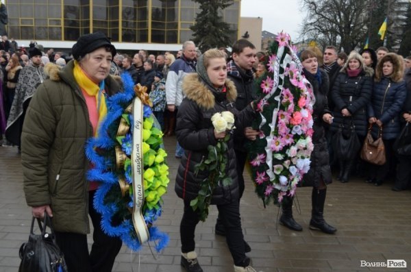 «Герої не вмирають!», – у Луцьку провели в останню путь майданівця. ФОТО. ВІДЕО