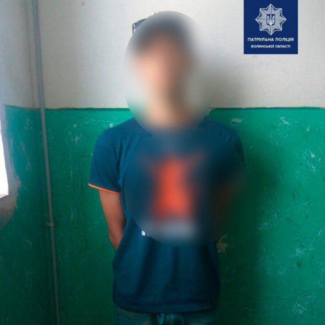 У Луцьку поліцейські спіймали 19-річного хлопця з наркотиками. ФОТО