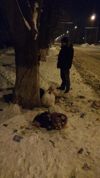 У Луцьку сміття викидають на тротуар