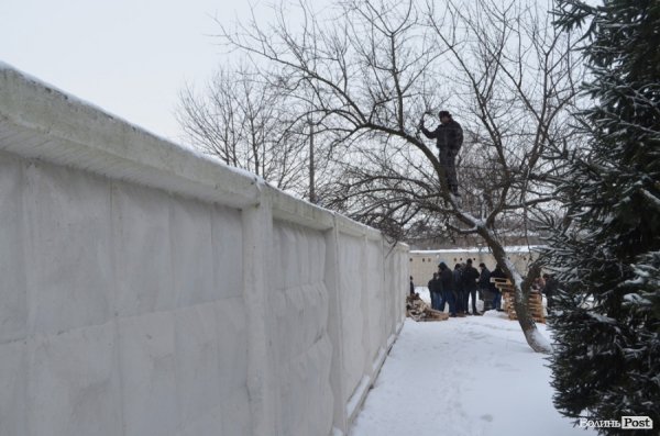 Блокування ВВшників у Луцьку: день другий. ФОТО