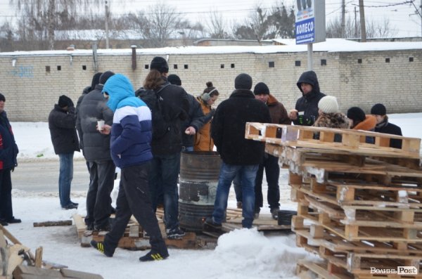 Блокування ВВшників у Луцьку: день другий. ФОТО