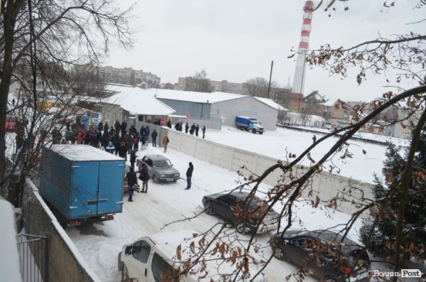 Блокування ВВшників у Луцьку: день другий. ФОТО