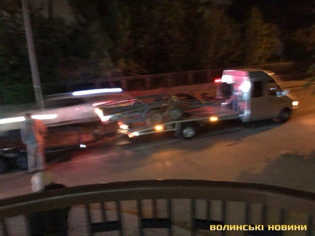 Не поділили дорогу: у Луцьку зіткнулись тролейбус та евакуатор. ФОТО