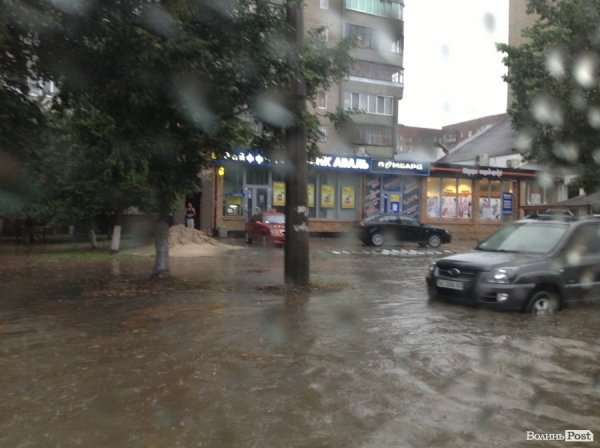 Луцьк заливає. ФОТО. ВІДЕО