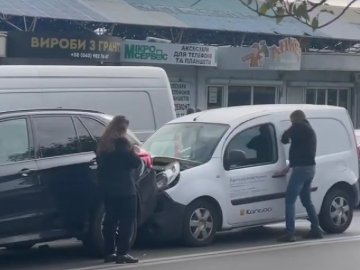 У Луцьку на Карпенка-Карого - аварія і затор. ВІДЕО