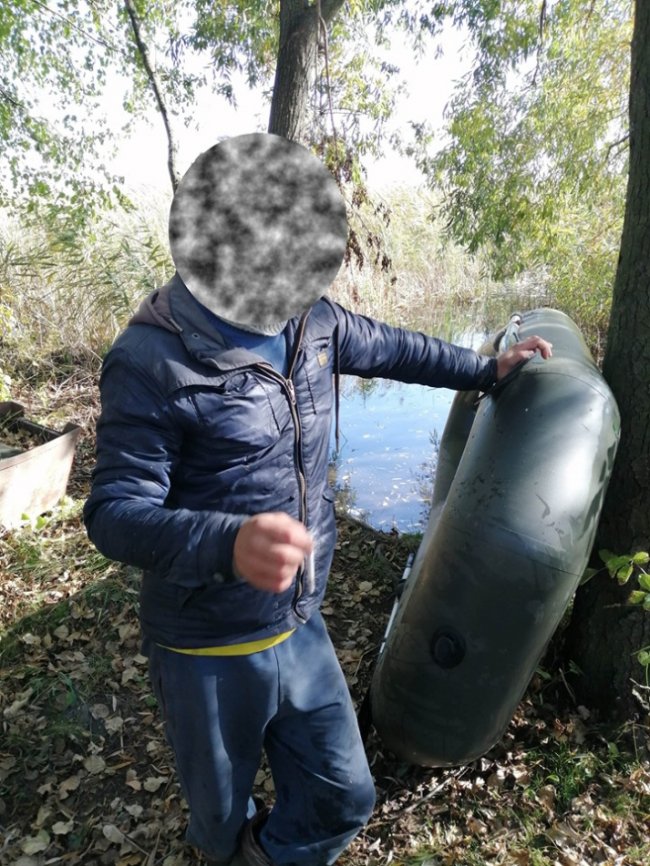 На Волині «на гарячому» спіймали чоловіка, який ловив раків з човна 