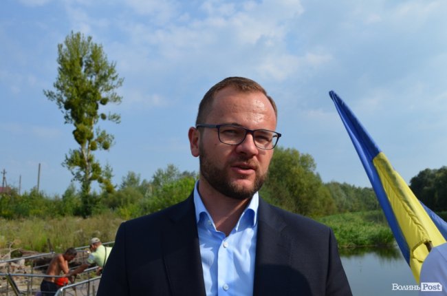 Буксирували по Стиру: у центральному парку Луцька монтують «плавучу пристань»