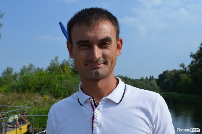 Буксирували по Стиру: у центральному парку Луцька монтують «плавучу пристань»