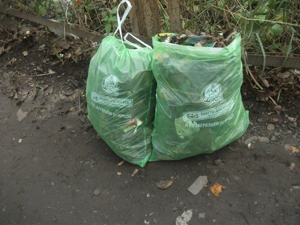Лучани не дочекалися комунальників і самі прибрали провулок. ФОТО