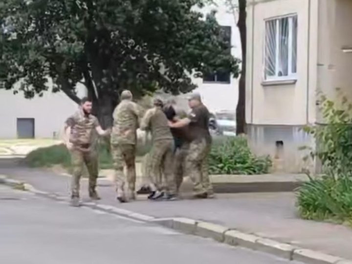 Самовільно залишив частину: у Волинському ТЦК прокоментували відео із затриманням чоловіка у Луцьку