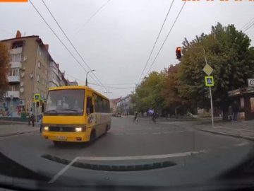 У Луцьку маршрутка з пасажирами «летіла» на червоне світло. ВІДЕО