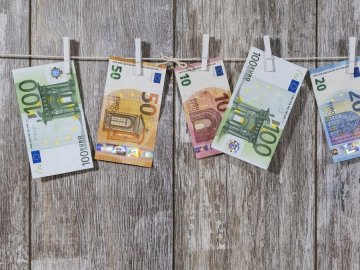 Долар почав дешевшати: курс валют у Луцьку на 1 квітня