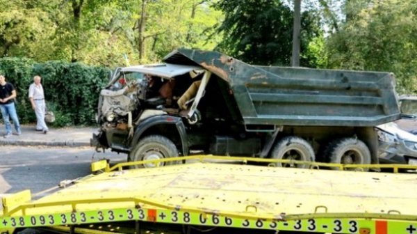 Страшна аварія у Києві: розбились евакуатор, КамАЗ, автобус і позашляховик