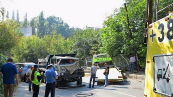 Страшна аварія у Києві: розбились евакуатор, КамАЗ, автобус і позашляховик