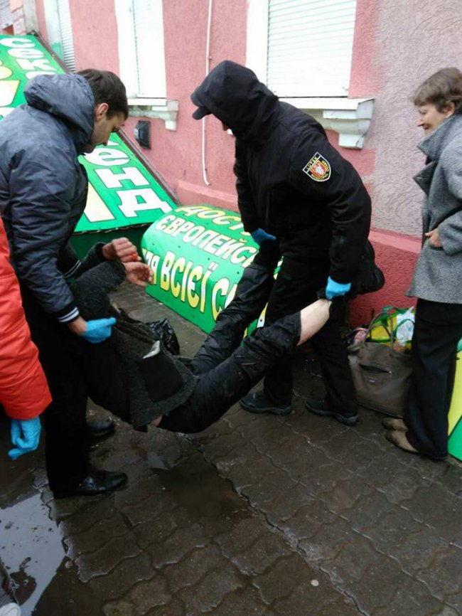 Муніципали виявили п’янющу жінку, яку не зразу «реанімували» і медики