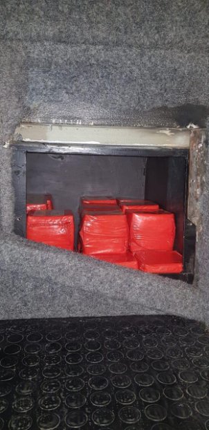 На «Ягодині» в пасажирському автобусі знайшли майже пів тонни контрабандного сиру. ФОТО