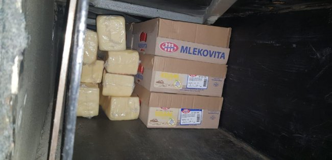 На «Ягодині» в пасажирському автобусі знайшли майже пів тонни контрабандного сиру. ФОТО