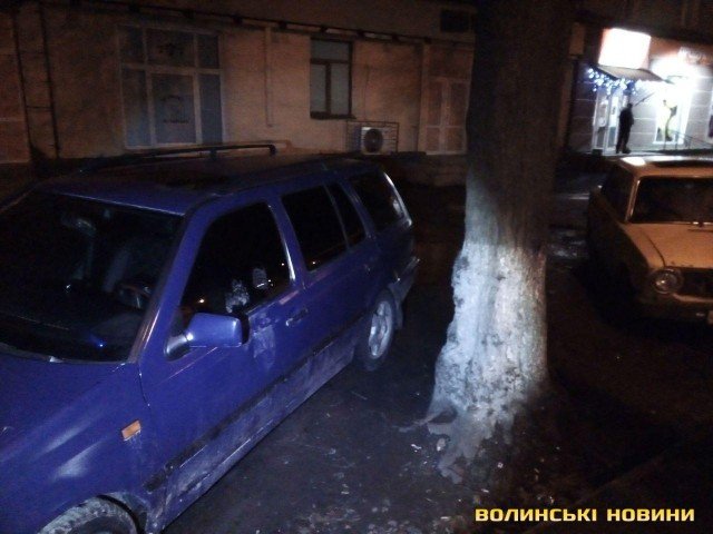 Розбив скло і намагався проникнути в супермаркет: у  Луцьку затримали хулігана