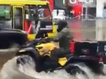 Як маневрували луцькі водії через потоп на вулицях