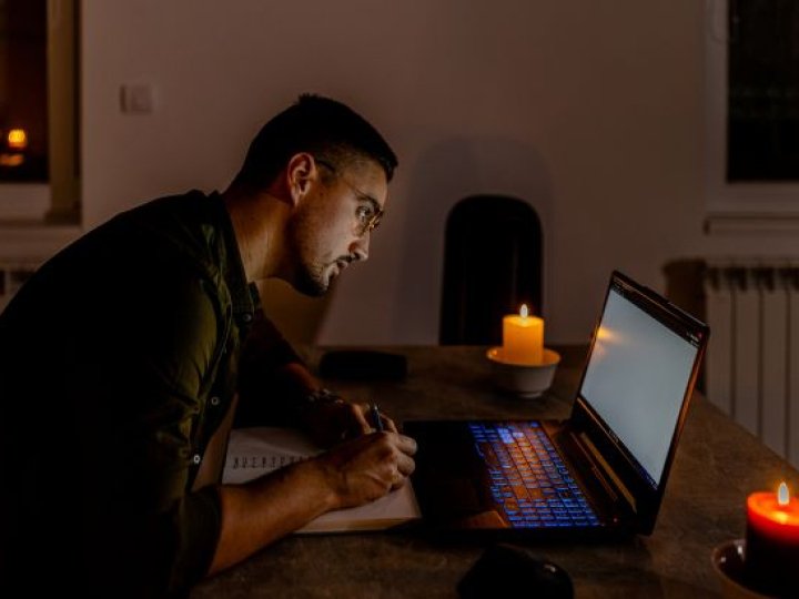 Як відключатимуть світло 15 грудня: оприлюднено графіки