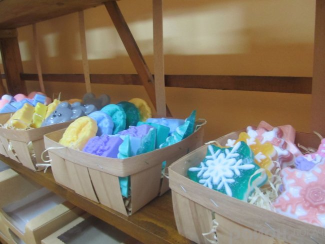 Волинянка варить та продає оригінальне мило