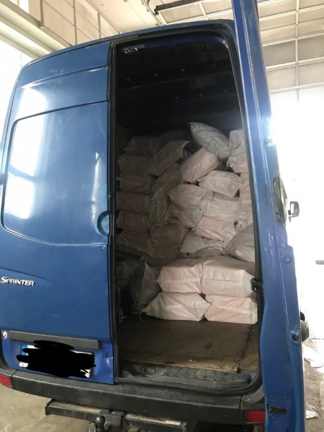 Через «Ягодин» намагались перевезти жіночий одяг на величезну суму