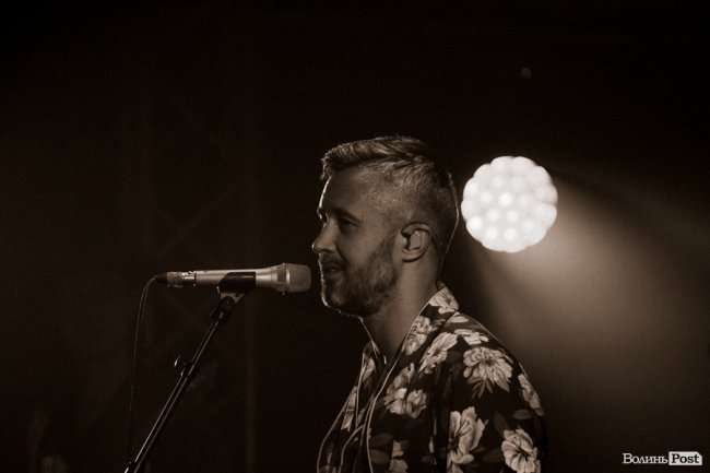 Квітчаста піжама, босі ноги і сотні «дякую»: у Луцьку – «майже квартирник» Бабкіна. ФОТО