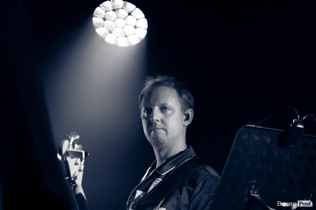 Квітчаста піжама, босі ноги і сотні «дякую»: у Луцьку – «майже квартирник» Бабкіна. ФОТО