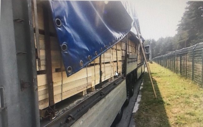 На «Ягодині» затримали вантажівку з «незаконною» деревиною. ФОТО