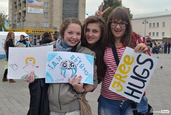 Луцька молодь обмінювала обійми на посмішки. ФОТО