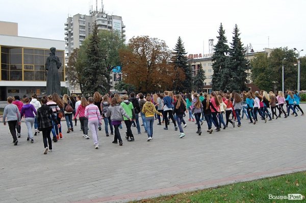 Луцька молодь обмінювала обійми на посмішки. ФОТО