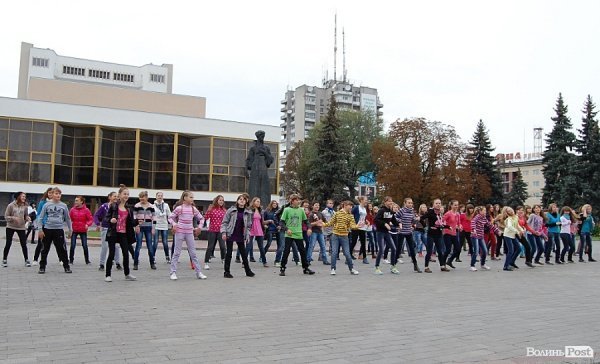 Луцька молодь обмінювала обійми на посмішки. ФОТО