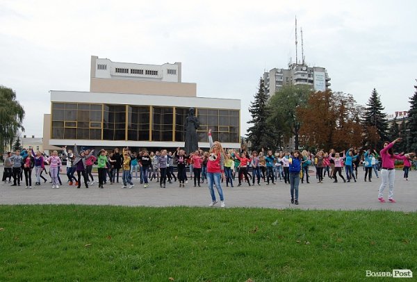 Луцька молодь обмінювала обійми на посмішки. ФОТО