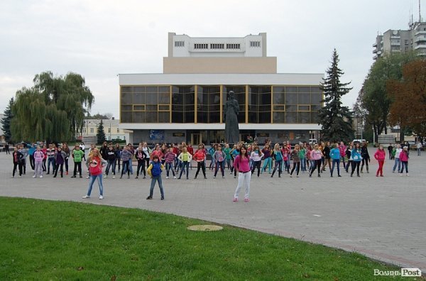 Луцька молодь обмінювала обійми на посмішки. ФОТО