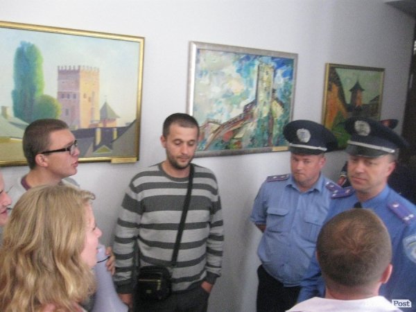 Скандал у Луцькраді: депутати «забарикадувалися» і не пускають пікетувальників. ФОТО. ВІДЕО