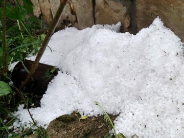 У Рівному в спеку випав град. ВІДЕО