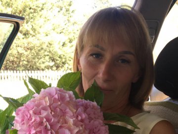 На Волині жінка-столяр понад 10 років виготовляє вироби з дерева, які замовляють з-за кордону