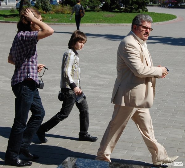 Микола Голєв разом із синами вдягнулися по-літньому