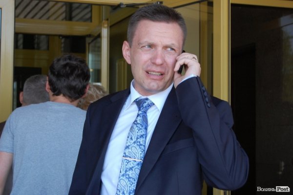 «Лікарняний касир» Дмитро Глазунов виглядав заклопотано. Чи заклопотано позував?