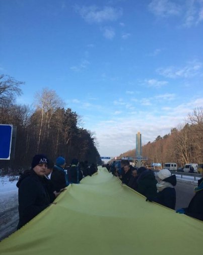«Живий ланцюг» на дві області: Рівненщина та Волинь об'єднались прапором. ФОТО