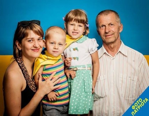 Флеш-моб у Луцьку: мешканці масово роблять «фото патріота». ФОТО