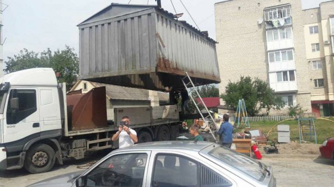 Луцьким муніципалам погрожували розправою за демонтований гараж