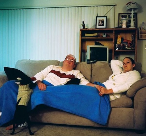 Люди, які дивляться телевізор. ФОТО